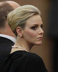 La famille princière de monaco crée la surprise cette semaine en faisant la une du magazine point de vue avec un nouveau portrait officiel. Charlene Wittstock Charlene De Monaco Coiffure Coupe De Cheveux Courte