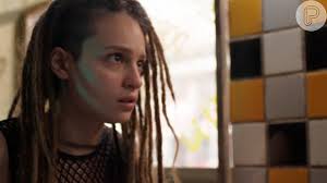 Foto: Joy (Lara Tremouroux) tem beijo roubado por Damón (Ruan Aguiar), na  novela 'Um Lugar ao Sol'