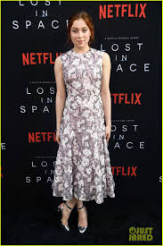 Mina Sundwall Lost In Space Red Carpet Fashion Mina Alliant esprit de famille et aventure, perdus dans l'espace a su se démarquer sur netflix, qui annonce sa troisième mais dernière saison. mina sundwall lost in space red