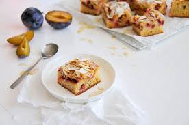 Vorbereitungszeit sind für diesen herrlich saftigen bienenstich nötig. Pflaumen Kuchen Mit Streusel Und Mandeln Rezepte Mit Zwetschken Littlebee A Food And Family Lifestyle Blog