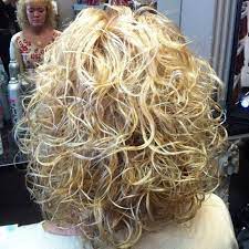 medium blonde perm hairstyle lockige frisuren medium haare haar styling