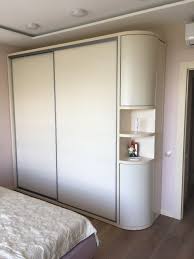 дизайн комнаты 12 кв м с диваном и шкафом купе Shkaf Kupe S Radiusnymi Fasadami Na Uglovoj Polke Shkaf V Spalne Sovremennyj Shkaf Shkaf V Prihozhej