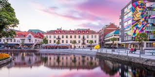 Den berättar historien bakom beslutet om allmän och lika rösträtt. Dagstur Till Boras Gor En Mysig Utflykt Till Boras