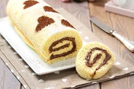 Il rotolo al cioccolato senza cottura è un dolce semplicissimo, senza bisogno di usare uova, facile da preparare e potete anche approffittarne per utilizzare quei biscotti che avete in credenza da chissà quanto tempo e che più nessuno vuole mangiare. Rotolo Alla Nutella