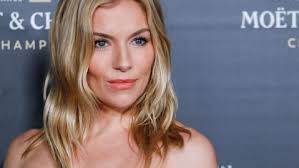 Sienna Miller es la actriz estadounidense que recreó un drama personal en  una película
