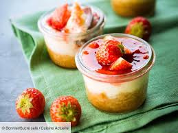 Compotee De Rhubarbe Mascarpone Et Coulis De Fraises Recettes Recette En 2020 Recette Dessert Dessert Rhubarbe Recette