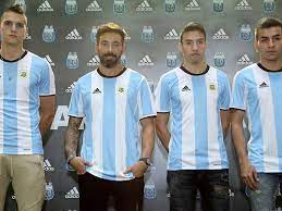 El modelo se difundió en las cuentas oficiales de afa y jugadores de la talla de paulo dybala, lautaro martínez y lionel messi la lucieron en las redes. La Seleccion Argentina Presento Su Nueva Camiseta Goal Com