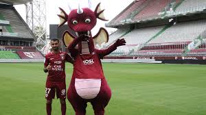 Actualité de l'équipe pro et du club, matches et résultats, photos, vidéos, joueurs, section féminine, formation, histoire, boutique et billetterie. Ligue 1 Grayou Fc Metz Seul Representant Francais A La Coupe Du Monde Des Mascottes Goal Com