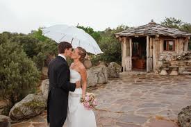 La posibilidad de lluvia el día de tu boda es algo que te preocupa, y claro, tu peinado también. Bodas Con Lluvia Como Organizar Un Dia Inolvidable Love At Forty