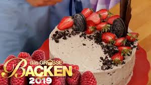 Danach legst du sie ringförmig mit der spitze nach außen, bis der ganze tortenboden bedeckt ist. Oreo Kuchen Mit Frischen Erdbeeren Aufgabe Das Grosse Backen 2019 Sat 1 Youtube
