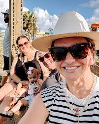 Mallory Mansfield's Instagram, Twitter & Facebook