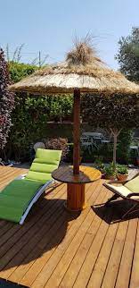 Ensemble chaises inclinées et table basse pour ce salon de jardin en palette. Parasol Paille Parasol Terrasse Parasol Paille Parasol En Paille