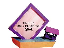 Ini karena banyak pengrajin yang menjual bingkai murah dengan hanya dilapisi karton putih (untuk scrapbook frame). Jual Bingkai Foto Unik