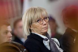 Wybory w polsce obecnie przeprowadza się dla wyboru prezydenta rp (wybory prezydenckie), posłów na sejm i senatorów (wybory parlamentarne), posłów do parlamentu europejskiego (wybory europejskie), a także radnych sejmików województw, rad powiatów i gmin oraz prezydentów lub burmistrzów miast i wójtów (wybory samorządowe). Julia Przylebska Strona 2 Konstytucyjny Pl