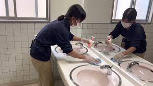 日常清掃員にトイレ清掃のやり方の実演 - YouTube