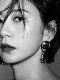 花粉症作詞：葛大為作曲：徐佳瑩編曲：張晁毓為什麼我眼淚流不停為什麼我眼眶紅得要命為了誰我的喉嚨又痛又癢欲言又止