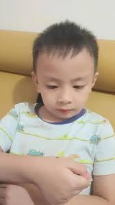 Saya lagi di kamar sama Mika, tiba2 Steve panggil, Mama sini sebentar ke  ruang tamu. Lalu saya ke luar dan tanya ada apa?.. Mama bawa Hp dan dekat  sama abang, tapi jangan