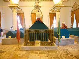 Yapının her bir kenarı 16,80m uzunluğunda ve duvarları 1.30m kalınlığındadır. Orhangazi Turbesi Turbe Gen Tr