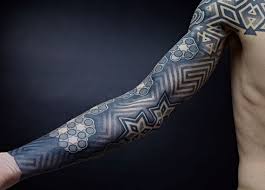 Algunos tatuajes manga son sólo la mitad hasta el codo, pero si se opta por un diseño tribal como un tatuaje maorí o un tatuaje de la polinesia, . 5 Tematicas Para Tatuajes De Manga Para Hombre Creativos
