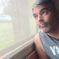 No, no nos importa su libertad ficticia e imaginaria Uds son los que viven  esa falsa realidad, Uds no fueron capaces de defender su país y solo  huyeron o se resignaron, lo