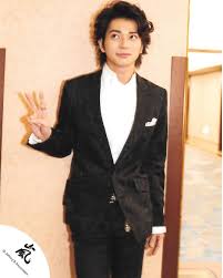 画像に含まれている可能性があるもの 1人 立ってる 室内 嵐 松本潤 写真