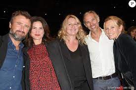 Daddy cool •• réalisé par maxime govare, avec vincent elbaz, laurence arné, grégory fitoussi • adrien, 40 ans et totalement immature, se fait larguer par maude, 35 ans, désireuse d'enfin fonder une famille. Semi Exclusif Alexandre Brasseur Et Sa Femme Juliette Paul Belmondo Et Sa Femme Luana Estelle Lefebure Generale De La Piece Le Banquet Au Theatre Du Rond Purepeople