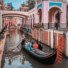 Moment liburan ini sangat di nantikan karena pada saat liburan bisa lebih lama berkumpul bersama keluarga dan juga kerabat untuk berbincang. Harga Tiket Masuk Little Venice Kota Bunga April 2021 Wisata Oke