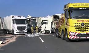 Impact puternic intre un tir si o camioneta. Autostrada A4 Din Germania InchisÄƒ Timp De 5 Ore Din Cauza Unui Accident Grav
