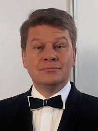 Он действительно высок на 200 сантиметров, прадва в утреннее время. Dmitrij Guberniev Biografiya Foto Lichnaya Zhizn Skandaly I Poslednie Novosti 2018 Biografii