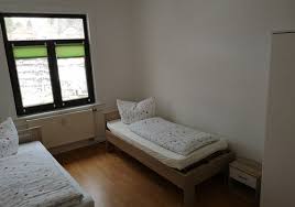 Das bett hat einen schönen.,bett mit bettkasten inkl. Amuziwo Arnstadt Monteurzimmer In Arnstadt 99310 Bielfeldstrasse