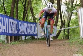 Wind im haar, sonne im gesicht, berggipfel bis hoch zum königsblauen himmel, rauschende blätter an vorbeifliegenden baumwipfeln. Bike Profile Jolanda Neff S 2019 World Cup Waterloo Trek Boone