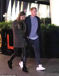 Mendy has literally kept us in the game time and time again today. Manchester United New Boy Donny Van De Beek And Girlfriend Estelle Bergkamp First Dinner Date Aktuelle Boulevard Nachrichten Und Fotogalerien Zu Stars Sternchen