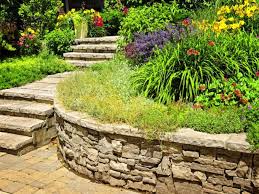 Eine steinmauer im garten erfüllt gleich mehrere funktionen: Gartenmauersteine Es Gibt Unterschiedlichste Arten Gartengestaltung Garten