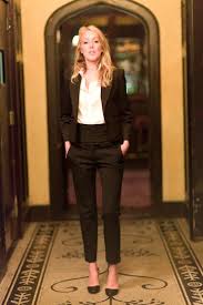 Must Try Pantsuits For Petite Women Slim Cropped Pants And A Shorter Jacket Are Flattering Options For Pulling O Suits For Women Professional Fashion Fashion