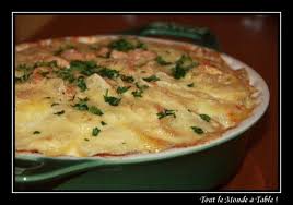 En fait, elle aurait été inventée par le syndicat interprofessionnel du reblochon dans les années 80 pour augmenter les ventes de ce fromage. Munster Coiffe Tartiflette Au Munster Une Specialite Alsacienne Tout Le Monde A Table