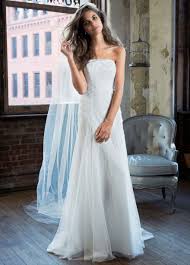 Graceful And Refined This Long Soft Lace Embellished Gown Is The Sweet Sophisticate S Dream We Vestidos De Novia De Tul Boda De Tul Encaje Para Trajes De Boda