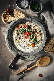 So Geht Dip Auf Indisch Pikante Gurken Raita Mit Selbstgemachtem Fluffigen Naanbrot Tinastausendschon Rezept In 2020 Lebensmittel Essen Indische Kochrezepte Rezepte