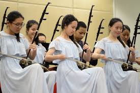 Alat musik gesek adalah alat musik yang cara memainkannya dengan cara digesek pada dawainya menggunakan busur, berikut penjelasan dan gambar seperti yang dijelaskan sebelumnya bahwa terdapat alat musik gesek tradisional, siapa sangka ada alat musik tradisional yang hingga saat ini. Alat Muzik Tradisional Cina Alat Muzik Gesek
