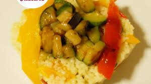 Potete provarlo con il pesce (cous cous di pesce con croccante di verdure e salvia fritta), con la carne (cous cous allo zafferano con spezzatino ai peperoni) e anche in versione dolce (cous cous al miele. Insalata Di Cous Cous Con Verdure Salento Terra Da Gustare