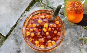 Si pentru ca siropul de catina este la mare cautare in randul celor ce ii cunosc proprietatile miraculoase, am pregatit si eu un sirop de catina cu propolis, menit sa ne ajute sa trecem cu bine de perioada rece a anului fara raceli si complicatii. Siropul De Catina Cum Se Prepara Si Ce Boli Tine La Distanta
