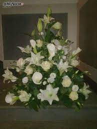 Regala uno splendido mazzo di fiori o composizioni floreali per matrimonio. Foto 32 Addobbi Floreali Location Composizione Di Fiori Bianchi Per Il Matrimonio Lemienozze It