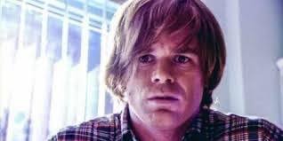 Im Spin-off „Dexter Origins“ sollte Micheal C Hall wie in Staffel 1 mit  einer Perücke zurückkommen : r/Dexter