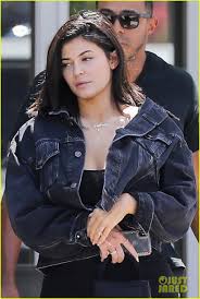 Want to know what s in kylie jenner s make up bag look no further. Kylie Jenner Gets Ready To Release New Palette Photo 1169531 Kylie Jenner Pictures Just Jared Jr