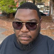 I had to turn Marlon Wayans' comedy special off. It's just not funny... I  tried, but *shrug*