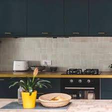 je ikea keuken aanpassen aan je eigen smaak er zijn bedrijven die zich specialiseren in materialen die exact op j in 2020 ikea keuken keuken hacks keuken samenstellen