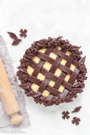 Riunite in una ciotola il cioccolato fondente e 30 g di pinoli tritati e distribuite il composto sul fondo del guscio di pasta frolla ormai cotto e freddato. Crostata Con Frolla Al Cacao E Crema Pasticcera Elvira Dolci E Cucina