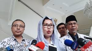Seharusnya pembayaran gaji guru honorer dan nonkependidikan di daerah ini dilakukan di awal desember gaji guru honorer akan dinaikkan pada tahun depan, tetapi masih jauh dari kata layak. Pgri Soal Guru Honorer Dipecat Karena Posting Gaji Tak Usah Kebakaran Jenggot