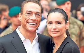 Van damme tranche ainsi radicalement avec le héros invincible tendance rambo et termine bien souvent ses films le visage tuméfié et ensanglanté. Pe Vremuri Superstar Jean Claude Van Damme A Ajuns Acum De Batjocura Lumii PÄƒrÄƒsit Pentru CÄƒ Si ToacÄƒ Banii Pe Prostituate Libertatea