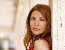 Della Bond's Instagram, Twitter & Facebook