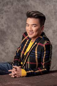 Đàm vĩnh hưng tên thật là huỳnh minh hưng, sinh năm 1971, là ca sĩ nổi tiếng việt nam với danh xưng mr. Ä'am VÄ©nh HÆ°ng Toi Tá»«ng Rung Ä'á»™ng Tháº­t Khi Ä'Æ°á»£c Nam ThÆ° Tá» Tinh